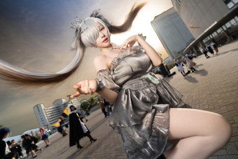 【コスプレ】白い肌が夕日に映えて幻想的な美しさ!人気コスプレイヤーが魅せる『NIKKE』シンデレラ【写真9枚】 画像