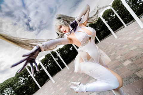 【コスプレ】『NIKKE』シンデレラの曲線美を最大限に活かす!長崎美女レイヤーの見事なポージング【写真9枚】 画像