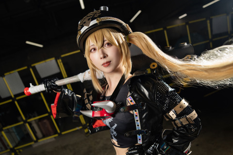 【コスプレ】へそ出しルックがキュート！バットを構えたポージングも様になっている『ゼンゼロ』ルーシーの美女レイヤー【写真6枚】 画像