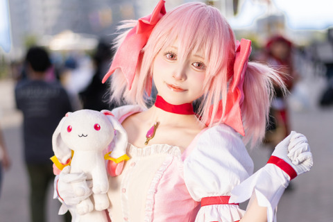 【コスプレ】フリルスカートをはためかせる「まどマギ」の鹿目まどか!微笑む姿が美少女すぎて見惚れてしまう【写真6枚】 画像