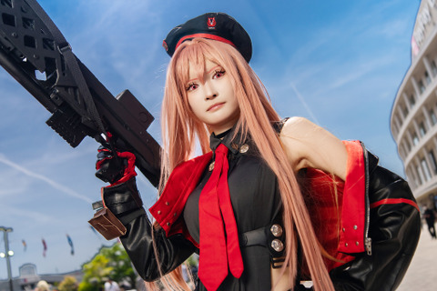 【コスプレ】アーミー×ニーハイの絶対領域を展開!キリリとした表情がかっこいい美脚レイヤーによる『NIKKE』ラピ【写真7枚】 画像