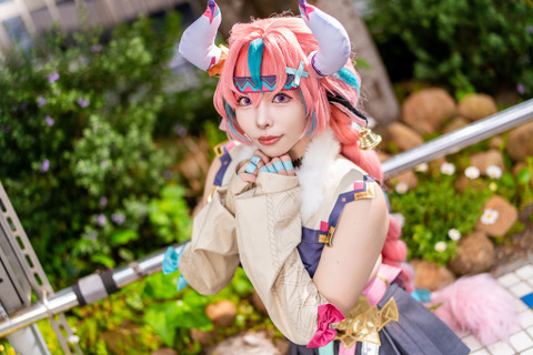 【コスプレ】弾けんばかりの美ボディで魅了!『原神』ヴァレサの躍動感あるポージングとヒップラインに注目【写真12枚】 画像