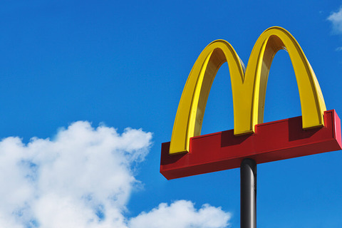 「あれ?いつもとなんかちがう??」マクドナルドが映画「マイクラ」コラボを示唆?ハッピーセットのロゴが“四角く”表現 画像