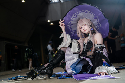【コスプレ】優美なポージングが生み出す神秘のオーラ!『崩スタ』マダム・ヘルタを完璧に再現した美女レイヤー【写真8枚】 画像