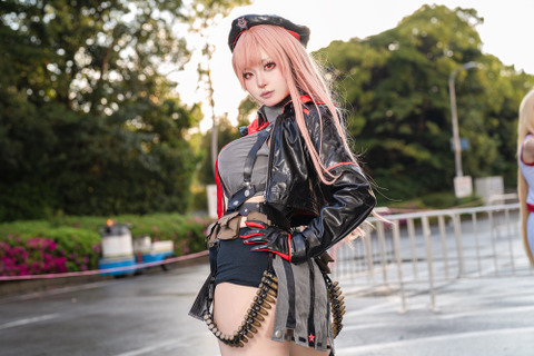 【コスプレ】美しいプロポーションが夕日に輝く!『NIKKE』ラピの凛々しくセクシーな佇まいから目が離せない【写真8枚】 画像