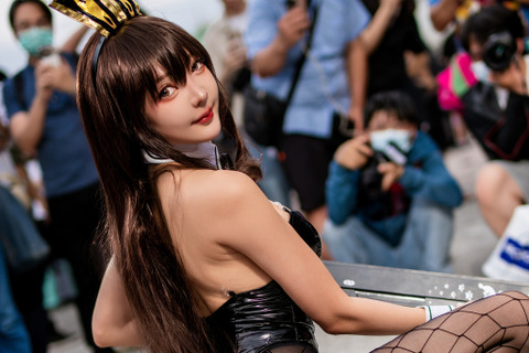 【コスプレ】『NIKKE』ノワールの美ボディが炸裂！バニーガール姿で挑発的なポージングから目が離せない【写真7枚】 画像
