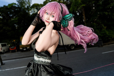 【コスプレ】背中越しの笑顔にドキッ!スラリと伸びた美脚も魅せる「巡音ルカ」の中国美女レイヤー【写真6枚】 画像
