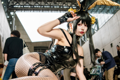 【コスプレ】「SPY×FAMILY」ヨルさんのバニーガール衣装が妖艶すぎる!網タイツからくりだす蹴りもド迫力【写真8枚】 画像