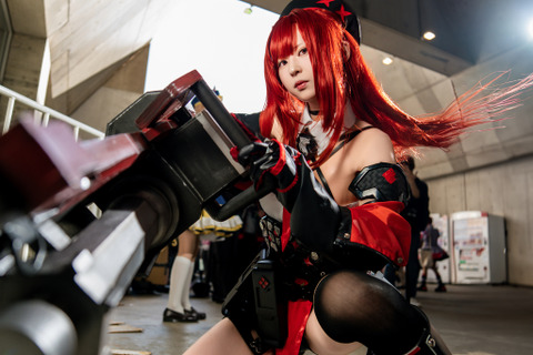 【コスプレ】『NIKKE』ラピの愛らしい美女!銃火器とのギャップ萌えに絶対領域の美脚が眩しい【写真7枚】 画像