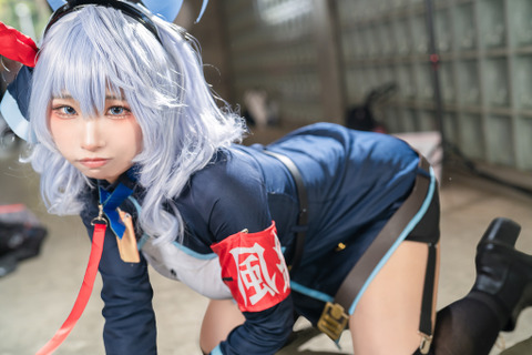 【コスプレ】メモリアルロビーの名シーンをバッチリ再現!タイトな衣装を着こなす『ブルアカ』アコが颯爽と登場【写真9枚】 画像