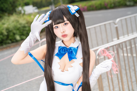 【コスプレ】ヘスティア様の“例の紐”の再現度にも注目!黒髪ツインテが似合うチャーミングな女神が地上に降臨【写真9枚】 画像