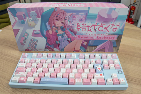 VTuber・結城さくなの推し活するならコレ! 本人監修ゲーミングキーボード&マウスパッドをレビュー サイン入り背面ガラスプレートが嬉しい、ガジェットとしての使用感も◎ 画像