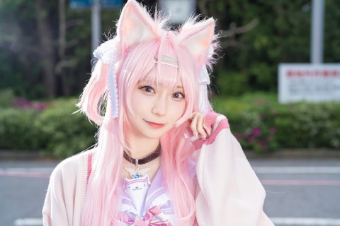 【コスプレ】キラキラした瞳と透明感あふれる笑顔が可愛い!「ホロライブ」こよりの制服姿が似合う清楚な美女レイヤー【写真9枚】 画像