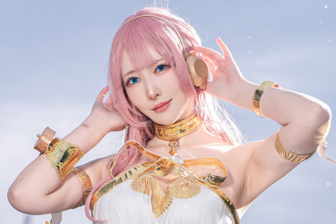 【コスプレ】雨の中佇む「巡音ルカ」が幻想的でうっとり!白ドレスをまとい見事な脚線美を見せる美女レイヤー【写真10枚】 画像