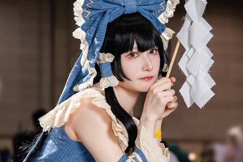 【コスプレ】透き通るような柔肌に巫女衣装が映える!東方Project・博麗霊夢が似合う幻想的な美女レイヤーに注目【写真11枚】 画像