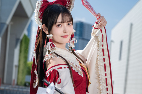 【コスプレ】人気声優・上坂すみれ、圧巻の被写体力を魅せる!「HoshibakoWorks」が手掛けた衣装をまとった霊夢が美しすぎる【写真5枚】 画像