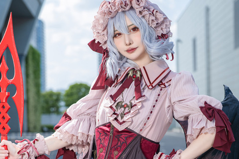 【コスプレ】蝙蝠の羽を大胆にあしらったデザインが秀逸!抜群のポージングで魅せるレミリアの妖美な雰囲気がお見事【写真8枚】 画像