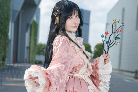 【コスプレ】生地をたっぷり使った衣装の絢爛さに目を奪われる!月の姫「蓬莱山輝夜」の優雅な美しさを見せる人気レイヤー【写真8枚】 画像