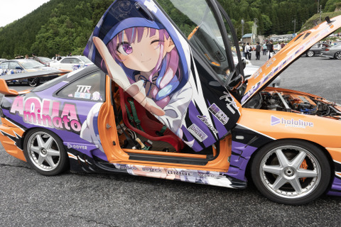 ガルウィングの湊あくあ&紫咲シオンがイカす!「ホロライブ」「にじさんじ」など奥伊吹に集まったVTuber痛車まとめ【ARCChampionship 2025フォトレポ】 画像