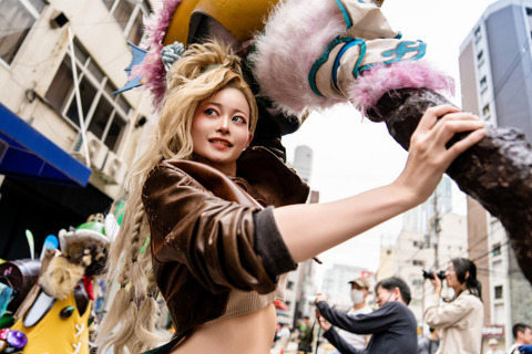 【コスプレ】『モンハン』イャンクックのハンマーがど迫力!スタイル抜群のジェマと合わせて存在感がすごい【写真10枚】 画像