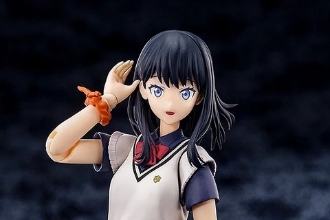 足を組んだ太ももも楽しめる!「グリッドマン ユニバース」より「宝多六花」可動プラスチックモデルが2次受注開始 画像