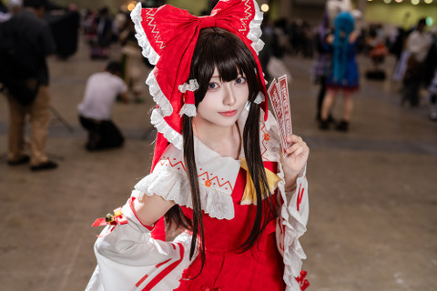 【コスプレ】お札を構え颯爽と妖怪を退治する姿が鮮やか!巫女衣装が似合う“博麗霊夢”の美女レイヤーに注目【写真6枚】 画像