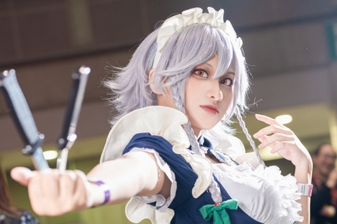 【コスプレ】編みタイツをはいた太ももに忍ばせたナイフのチラ見せ具合が絶妙!人気キャラがキレのあるポーズを披露【写真8枚】 画像