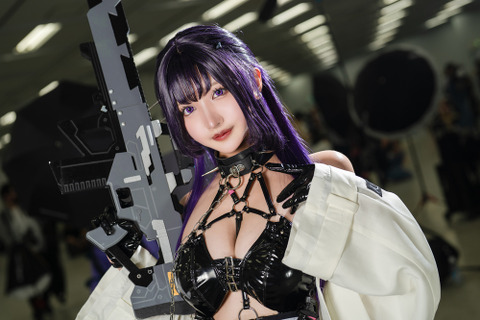【コスプレ】挑発的なボンデージファッションがダークな魅力を引き立てる!スタイル抜群の『NIKKE』ミハラに熱視線【写真8枚】 画像
