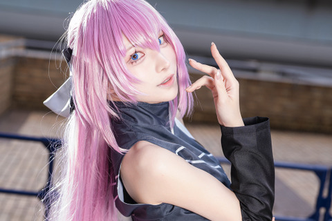 【コスプレ】スラリと伸びる手足と美しいポージングが作り出す圧巻の歌姫オーラ!立ち姿が絵になる巡音ルカが凄すぎる【写真10枚】 画像