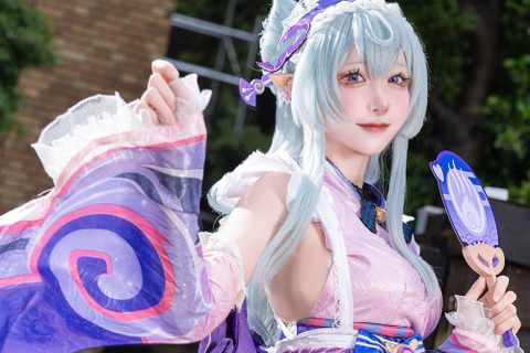 【コスプレ】健康的な美脚が光る!『原神』夢見月瑞希が振り向きポーズとたおやかな表情で見るものすべてを癒す【写真10枚】 画像
