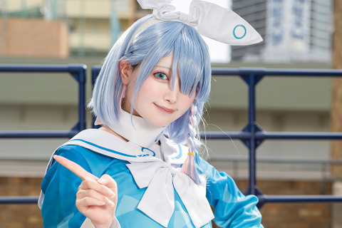 【コスプレ】ふんわりとした微笑みが可愛くて癒やされる!『ブルアカ』アロナが白いリボンに青のセーラー服で爽やかさ全開【写真9枚】 画像