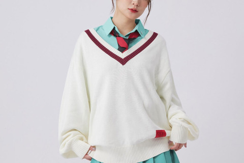 モデルさんの着こなす姿がかなりマチュ!「ガンダム ジークアクス」制服ニットやパイロットスーツアパレルが雰囲気満点 画像