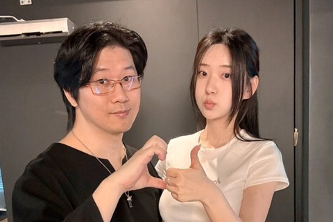 『Stellar Blade』主人公「イヴ」のボディモデルがPC版発売を記念してキム・ヒョンテ氏とのツーショット写真投稿！本物さながらのセクシーなコスプレ画像も 画像