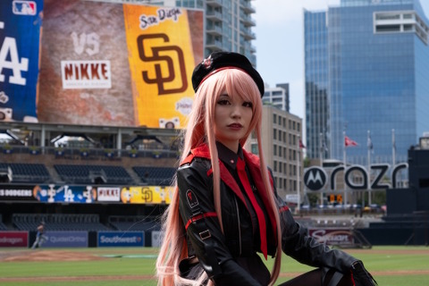 オオタニサンも見てた?『勝利の女神:NIKKE』ラピがメジャーの始球式に降り立つ!海外人気ストリーマーが10万人以上の観客をコスプレで魅了 画像