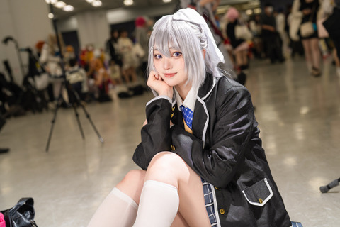 【コスプレ】「にじさんじ」樋口楓の笑顔が可愛い!スカートから伸びた美脚が際立つ抜群のスタイルにも注目【写真9枚】 画像