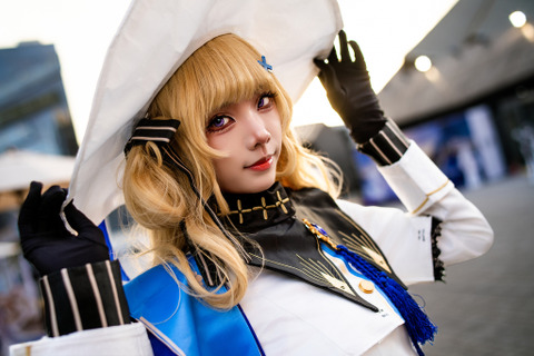 【コスプレ】新進気鋭の台湾美女が魅せる『鳴潮』フィービー!夕日に映える青いマントがエモい【写真9枚】 画像