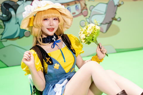 【コスプレ】元気いっぱいな表情が可愛い！『鳴潮』ヴェリーナがスラリとした美脚と太陽のような笑顔で魅せる【写真10枚】 画像