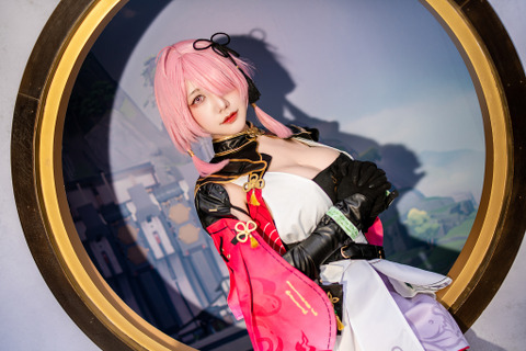 【コスプレ】中華×黒タイツが反則級の魅力！『鳴潮』桃祈の台湾美女レイヤーに心をグッと掴まれた【写真8枚】 画像