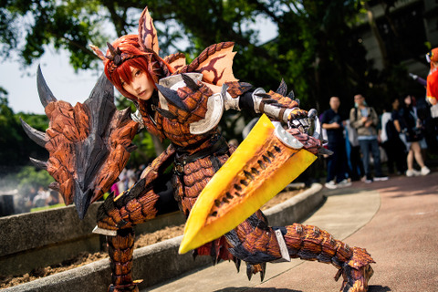 【コスプレ】『モンハン』リオレウス装備がガチすぎる!造形技術がハンパない、世界で活躍する美女レイヤー【写真7枚】 画像