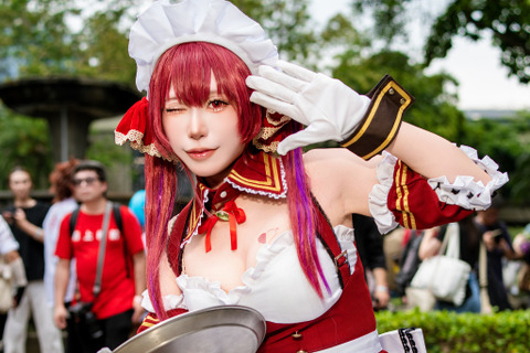 【コスプレ】台湾で働く宝鐘マリン船長を発見！ガーターベルト＆ハイヒールなウエイトレス姿が似合う美女レイヤー【写真8枚】 画像
