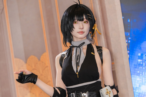 【コスプレ】『鳴潮』漂泊者の公式レイヤーの存在感がすごい!ステージの華麗な姿からファンサの愛嬌溢れる表情まで【写真12枚】 画像