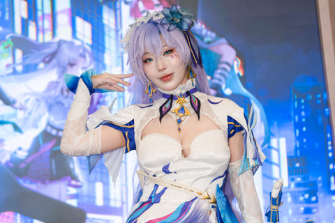 【コスプレ】白タイツにガーターベルトのチラ見せポーズが魅惑的!『鳴潮』カンタレラが艶っぽい表情で観客を魅了【写真9枚】 画像