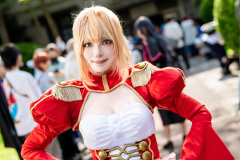 【コスプレ】『FGO』ネロの生意気な表情が可愛い!金髪に赤いドレスで、台湾の庭園に映える美貌も見応えあり【写真9枚】 画像