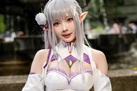 【コスプレ】「リゼロ」エミリアが美しすぎる!色白な美脚が際立つ、太ももの絶対領域も完璧【写真8枚】 画像