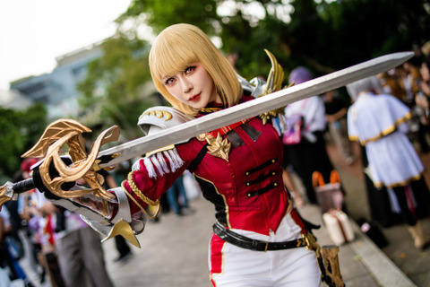 【コスプレ】「俺だけレベルアップな件」向坂雫の剣舞が絵になりすぎ!美くびれも堪能できるシルエットがまるで等身大フィギュア【写真8枚】 画像