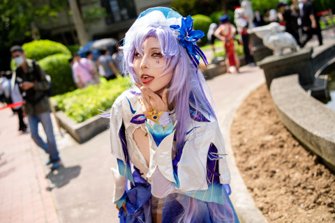 【コスプレ】『鳴潮』カンタレラの美脚が宙を舞う！？妖艶な表情とポージングがすばらしい台湾美女レイヤー【写真8枚】 画像