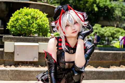 【コスプレ】『アークナイツ』Wの美脚が映える黒ストッキングに熱視線！ピチッとしたボディスーツも似合う美女レイヤー【写真8枚】 画像