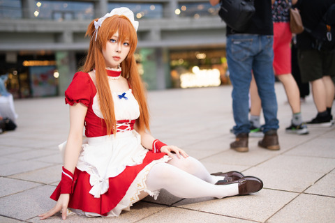 【コスプレ】「エヴァ」アスカのメイド姿にギャップ萌え！美脚際立つ絶対領域とツンツンした表情がたまらん【写真9枚】 画像