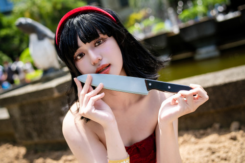 【コスプレ】赤いドレスと包丁を持った美女の狂気！「パーフェクトブルー」霧越未麻に恐ろしいほど見惚れてしまう【写真8枚】 画像