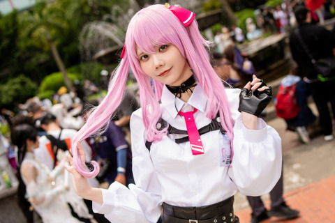 【コスプレ】『NIKKE』ユニのスラッとした美脚に目が釘付け!ピンクのツインテールも似合う美女レイヤー【写真10枚】 画像